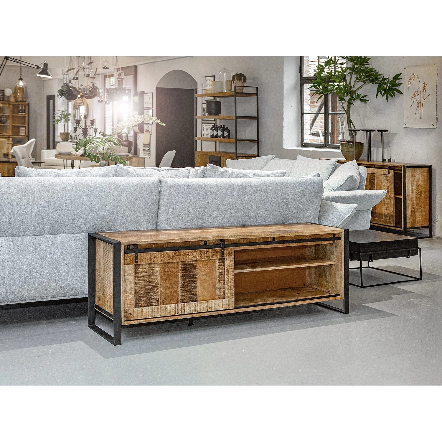 Red Living TV-Lowboard Toleos - Mango sägerau massiv / Eisen - Mangoholz / Schwarz 4 Red Living TV-Lowboard Toleos - Mango sägerau massiv / Eisen - Mangoholz / Schwarz – Bild 4