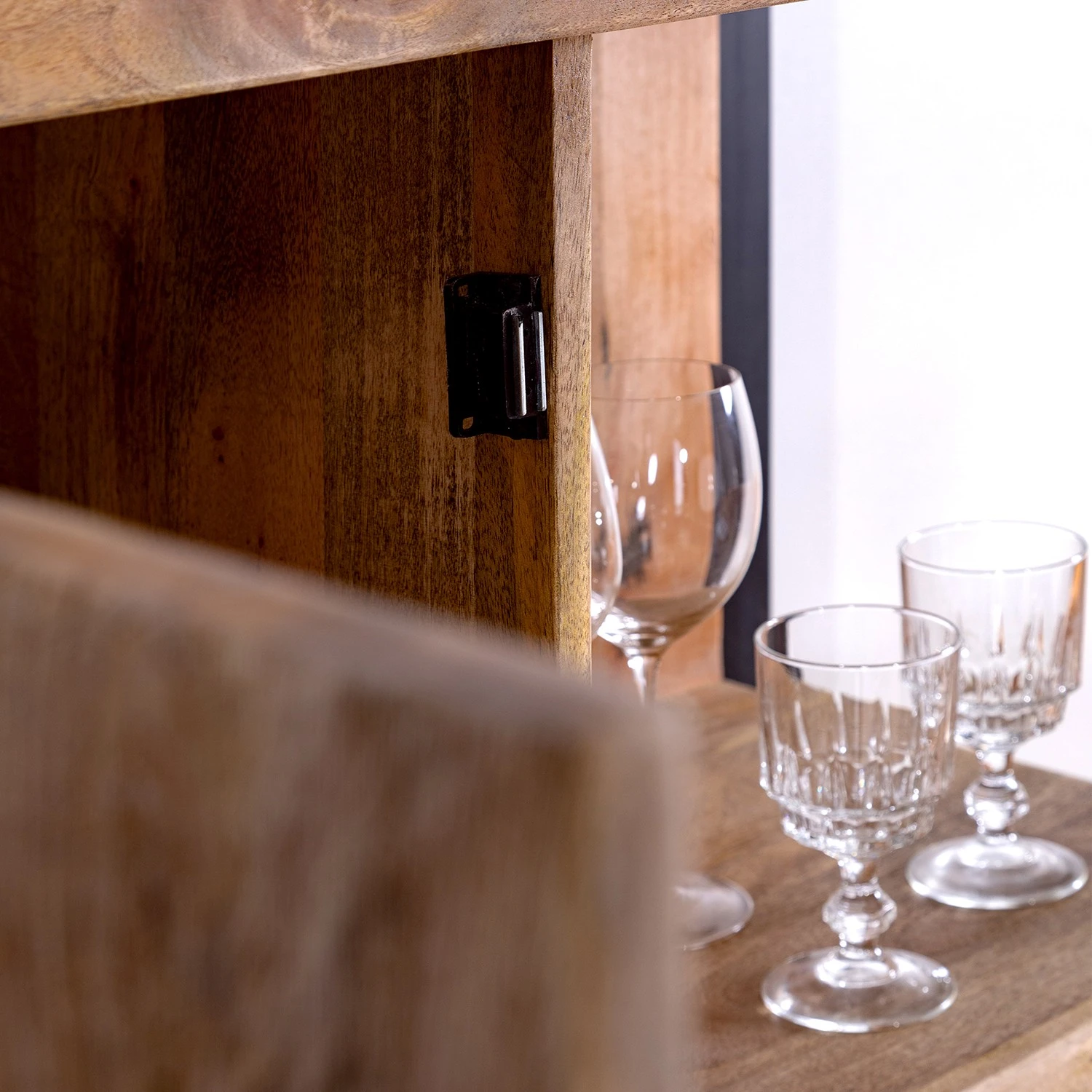 Red Living Highboard Vallentuna - Mango massiv / Metall - Mango / Schwarz 7 Red Living Highboard Vallentuna - Mango massiv / Metall - Mango / Schwarz – Bild 7