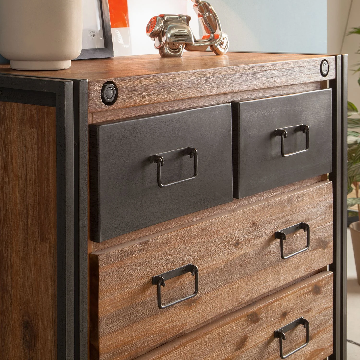 Ars manufacti Kommode Manchester II - Akazie massiv / Metall - Akazie / Anthrazit 10 Ars manufacti Kommode Manchester II - Akazie massiv / Metall - Akazie / Anthrazit – Bild 10