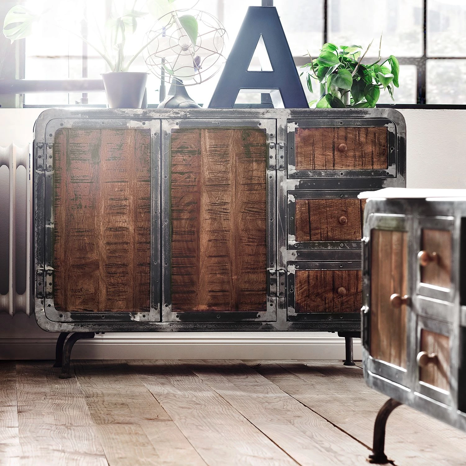 Ars manufacti Sideboard Wharton I - Akazie teilmassiv / Stahl 2 Ars manufacti Sideboard Wharton I - Akazie teilmassiv / Stahl – Bild 2