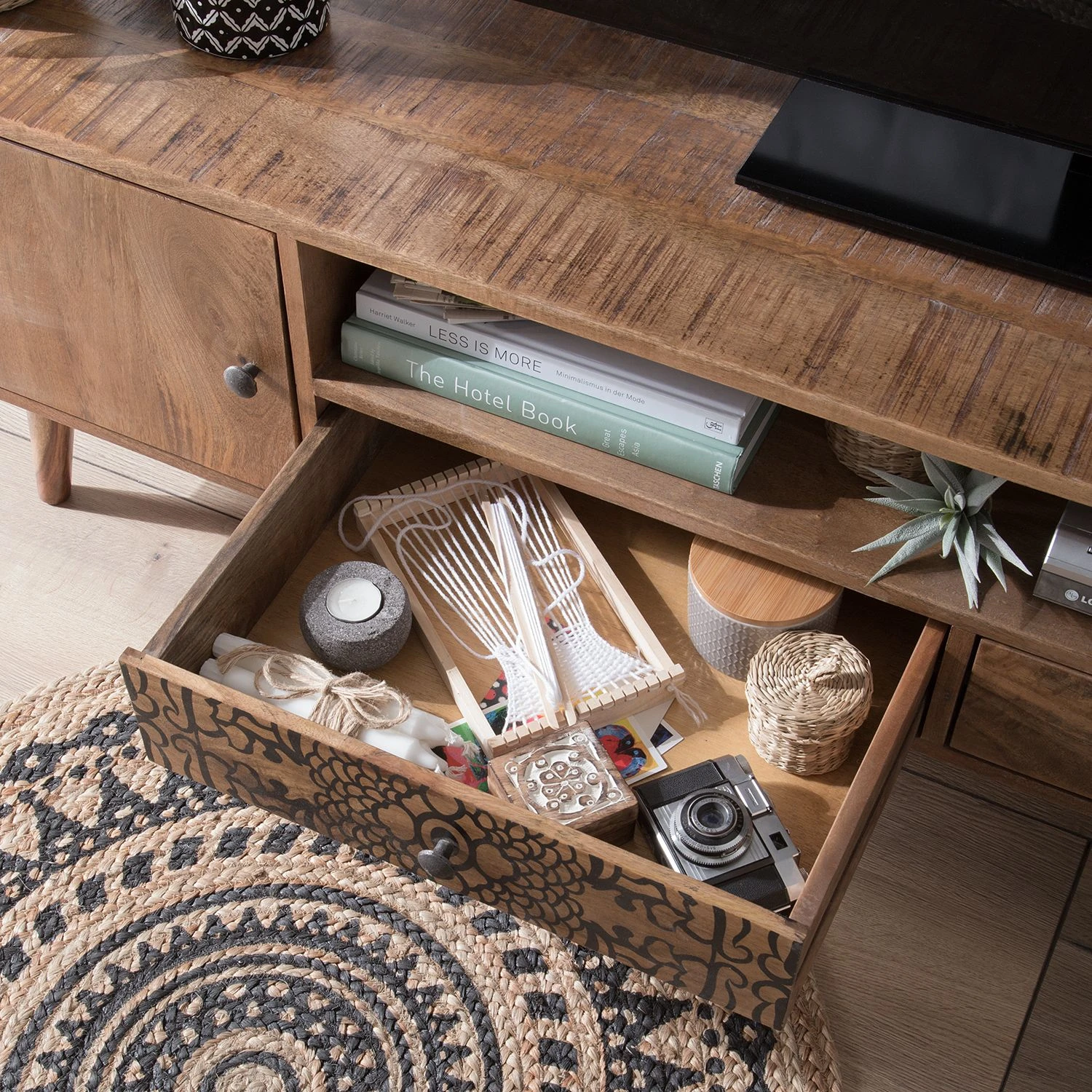 Ars manufacti TV-Lowboard Rygge II - Mango massiv 12 Ars manufacti TV-Lowboard Rygge II - Mango massiv – Bild 12