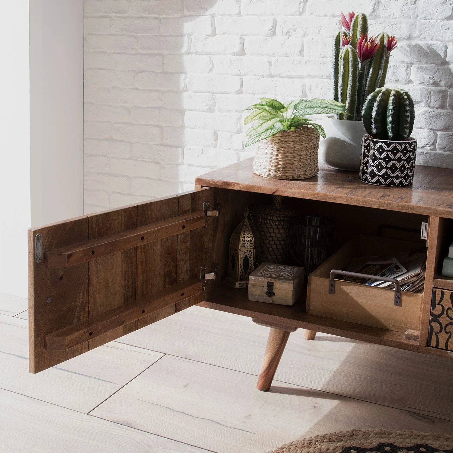 Ars manufacti TV-Lowboard Rygge II - Mango massiv 11 Ars manufacti TV-Lowboard Rygge II - Mango massiv – Bild 11